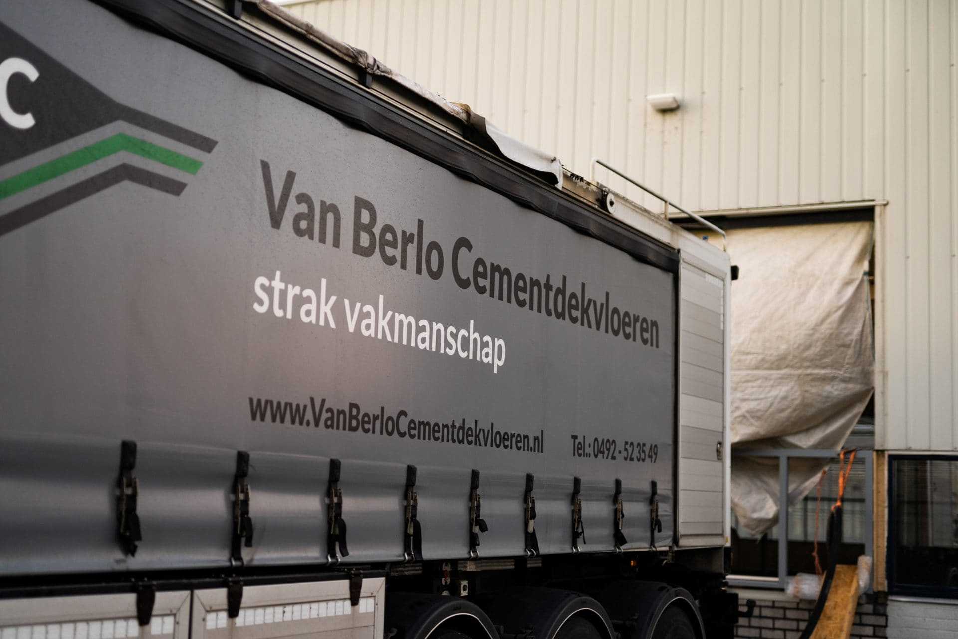 Truck Van Berlo cementdekvloeren